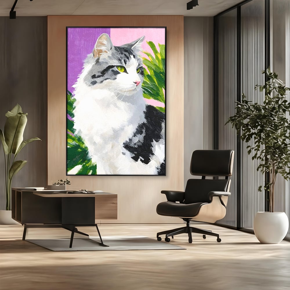 Tablou canvas cu pictura cu portret de pisica, in rama de aluminiu negru, pe perete intr-un birou